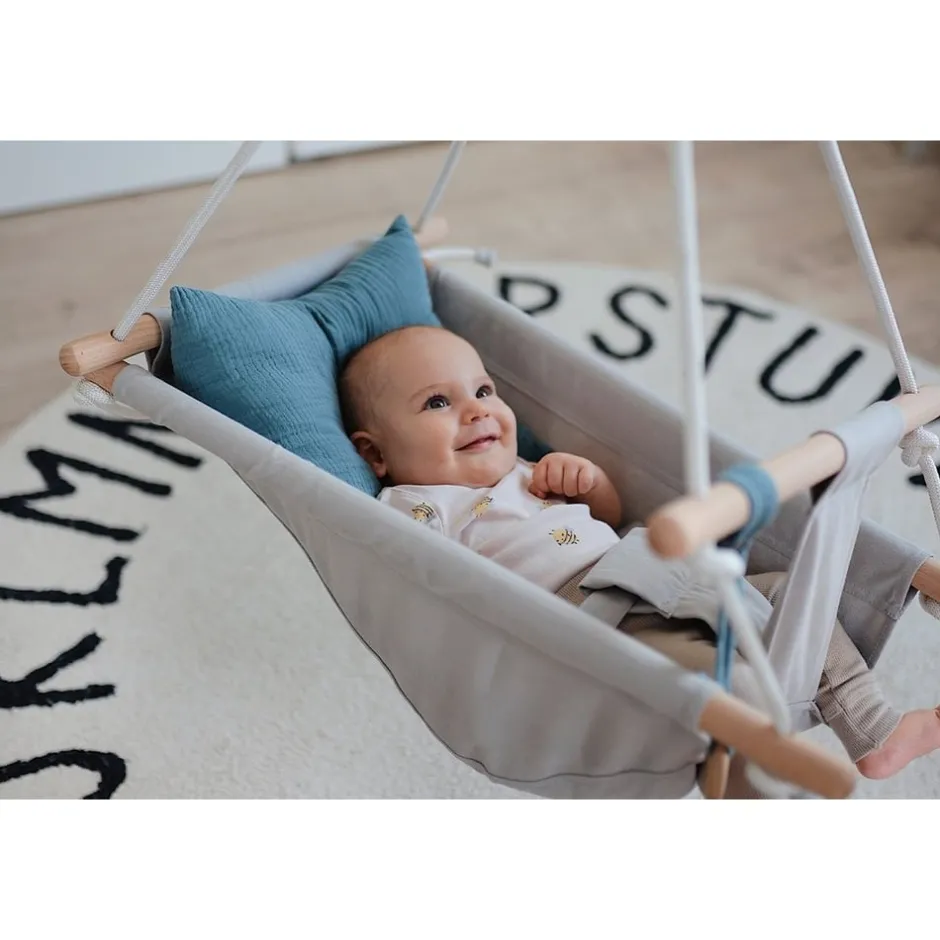 balancelle_cosy_en_bois_p_1.webp Small Foot Portiques, Balançoires Et Structures De Jeux | Jouets À Bascule Et Porteurs>Balancelle Cosy en Bois pour Bébé (Usage Intérieur)