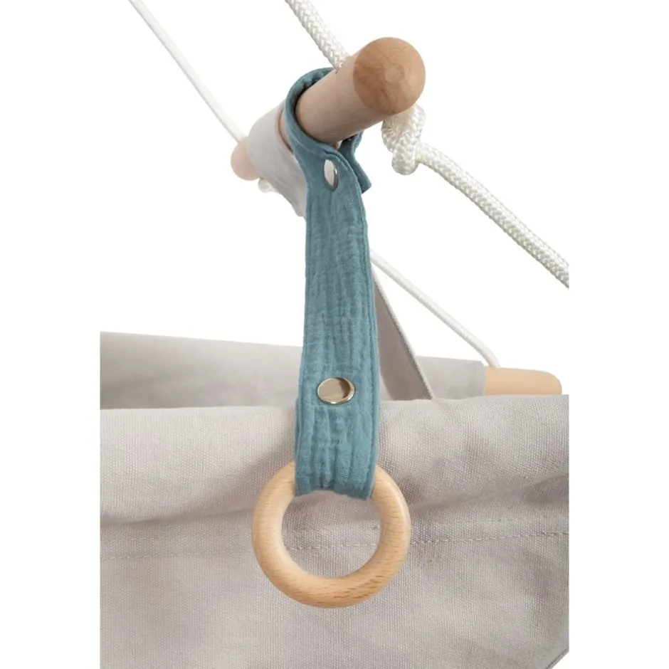 balancelle_cosy_en_bois_p_4.webp Small Foot Portiques, Balançoires Et Structures De Jeux | Jouets À Bascule Et Porteurs>Balancelle Cosy en Bois pour Bébé (Usage Intérieur)