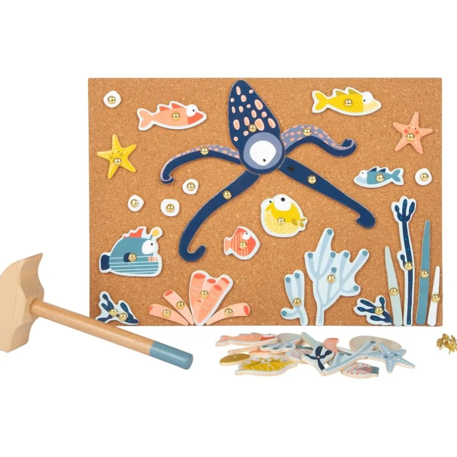 jeu_de_clous_en_bois_pour_3.webp Small Foot Loisirs Créatifs>Jeu de Clous en Bois pour Enfant Profondeurs Marines