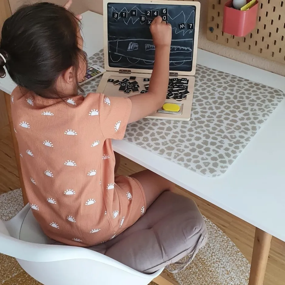 ordinateur_ardoise_aimant_1.webp Small Foot Lettres, Écriture Et Langage>Ordinateur ardoise aimantée Bois Enfant Jeu éducatif